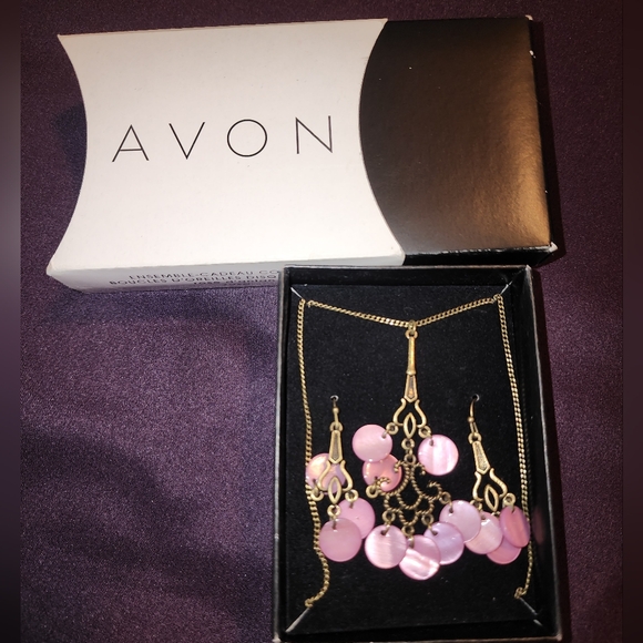AVON Necklace and Earring Gift Set - Picture 2 of 3